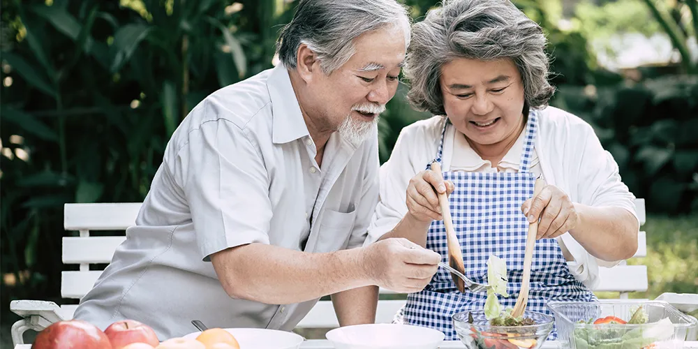 healthy-elderly-cooking